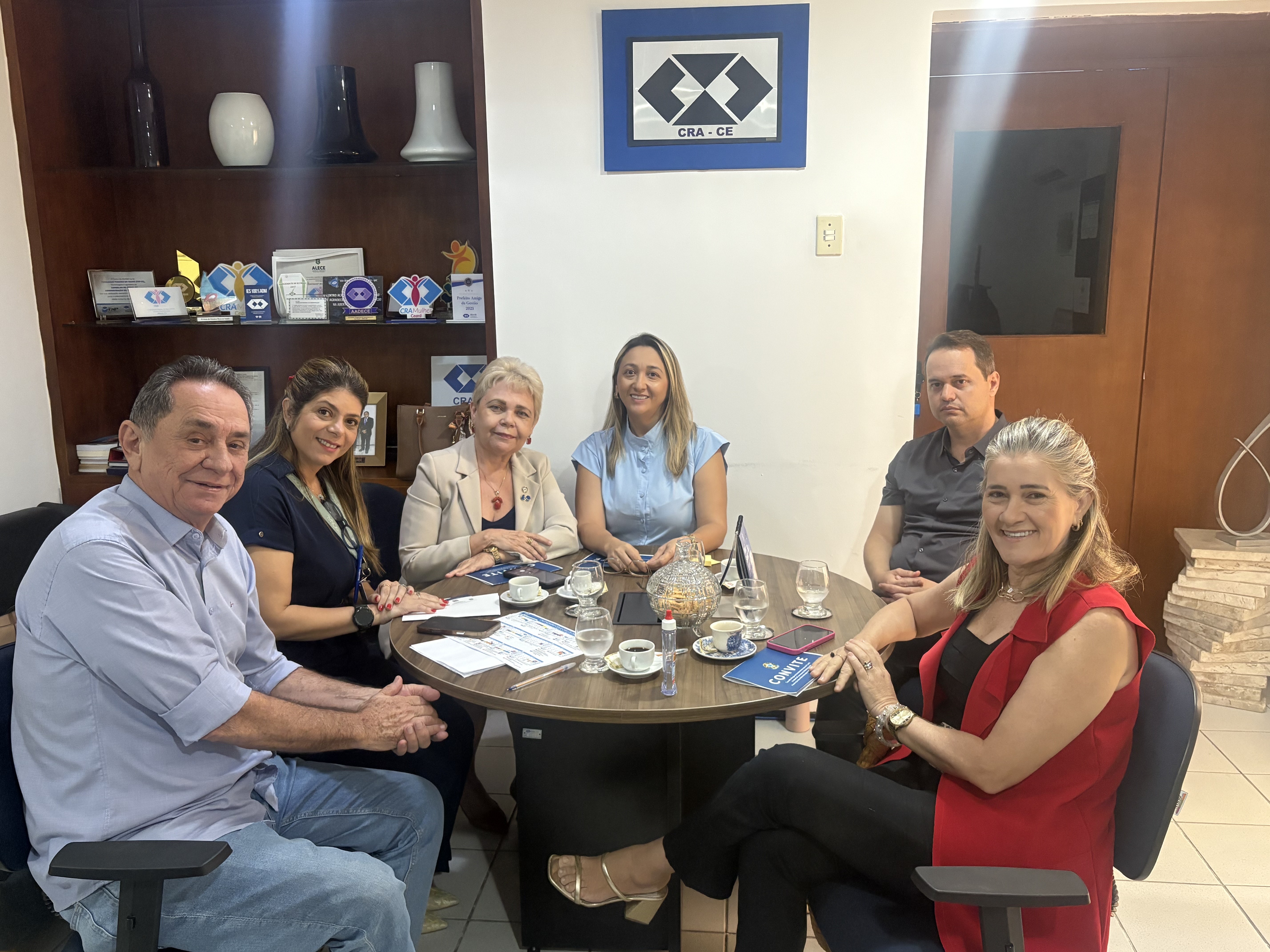 CRA-CE recebe representantes da ASSOSÍNDICOS em reunião institucional