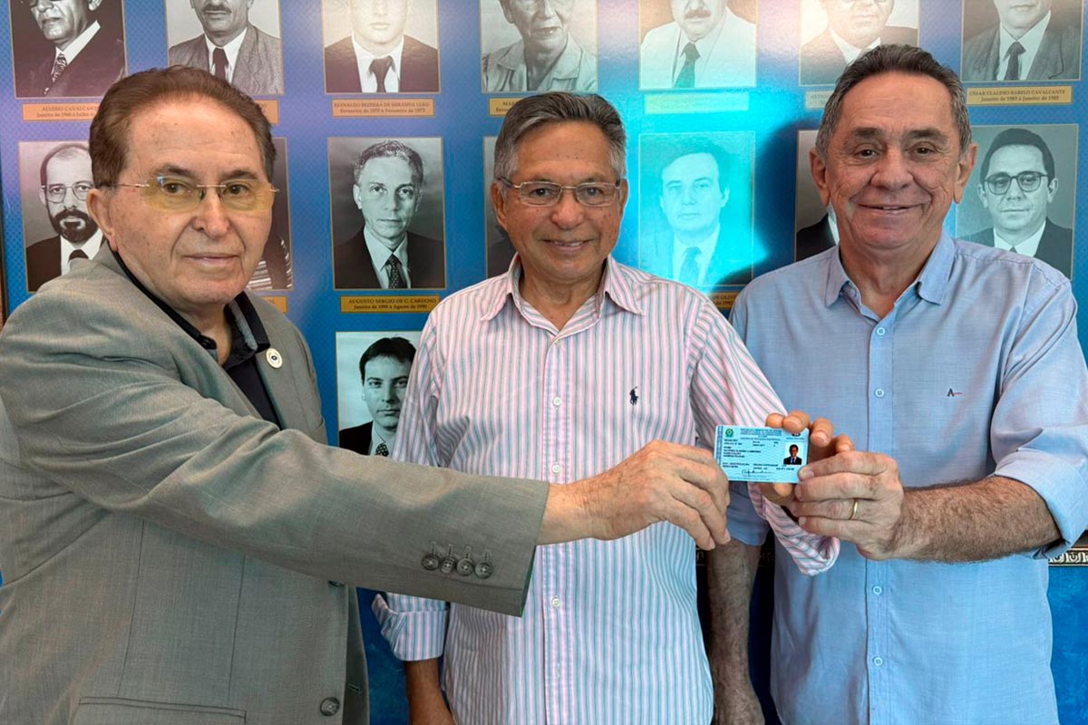 Ex-prefeito de Fortaleza, Adm. Antônio Albano Cambraia recebe segunda via da carteira profissional no CRA-CE