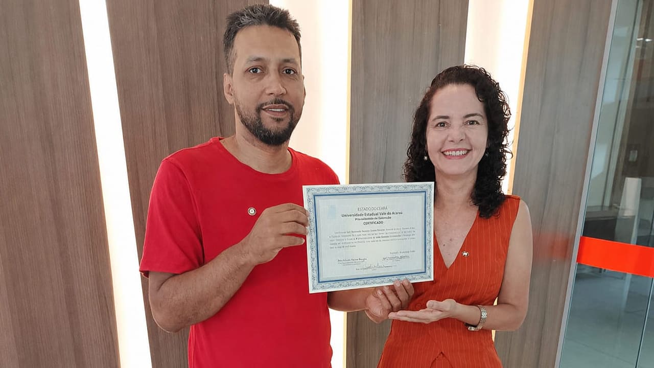 CRA-CE entrega certificado de conclusão do MBA em Gestão da Inovação ao Adm. Sebastião Emerson Xavier Pereira