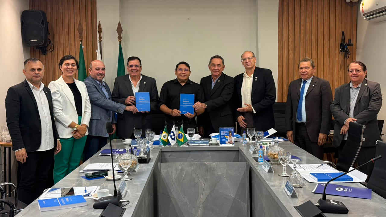 CRA-CE realiza Reunião Plenária de agosto e entrega livro em celebração aos 60 anos da Administração