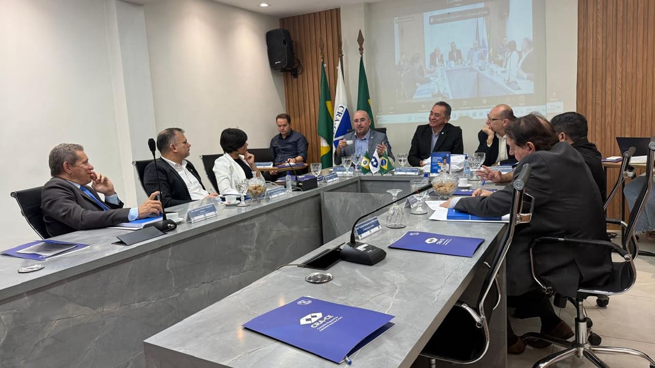 CRA-CE realiza Reunião Plenária de agosto e entrega livro em celebração aos 60 anos da Administração