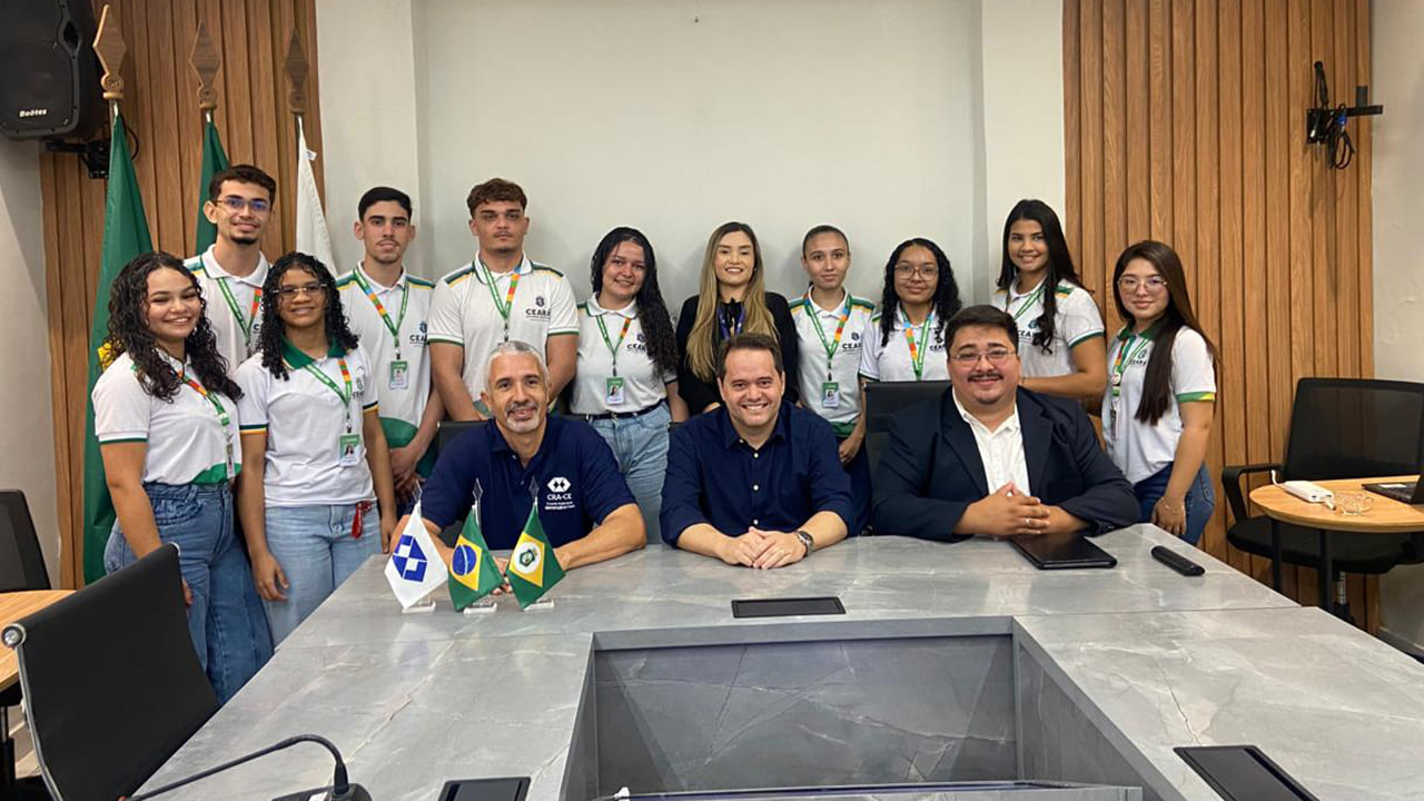 CRA-CE recebe alunos da EEEP Deputado Roberto Mesquita em visita institucional